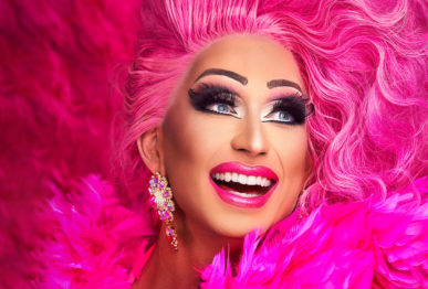 Drag-artisti suuressa pinkissä hiuspehkossa