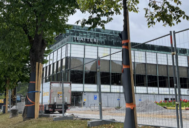 teatteritalo ulkoa päin remonttiaidan takana