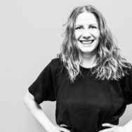 Hymyileva naisn&auml;yttelij&auml; mustavalkoisessa kuvassa