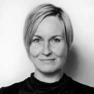 Hymyilev&auml; naisn&auml;yttelij&auml; mustavalkoisessa kuvassa