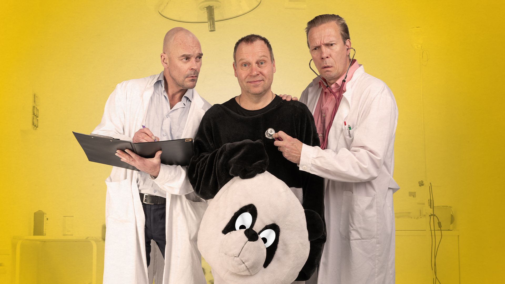 Kolme miestä lääkäreinä ja potilaana